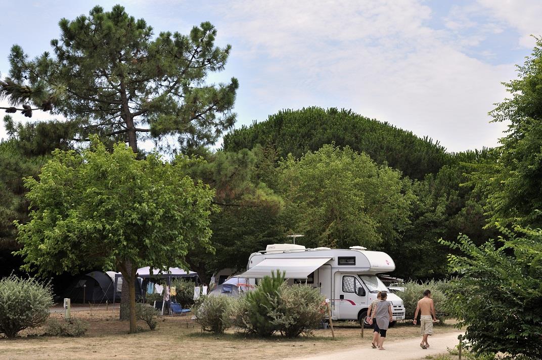 Forfait Confort+ (1 tente, caravane ou camping-car / 1 voiture / électricité 10A) 2 pers.
